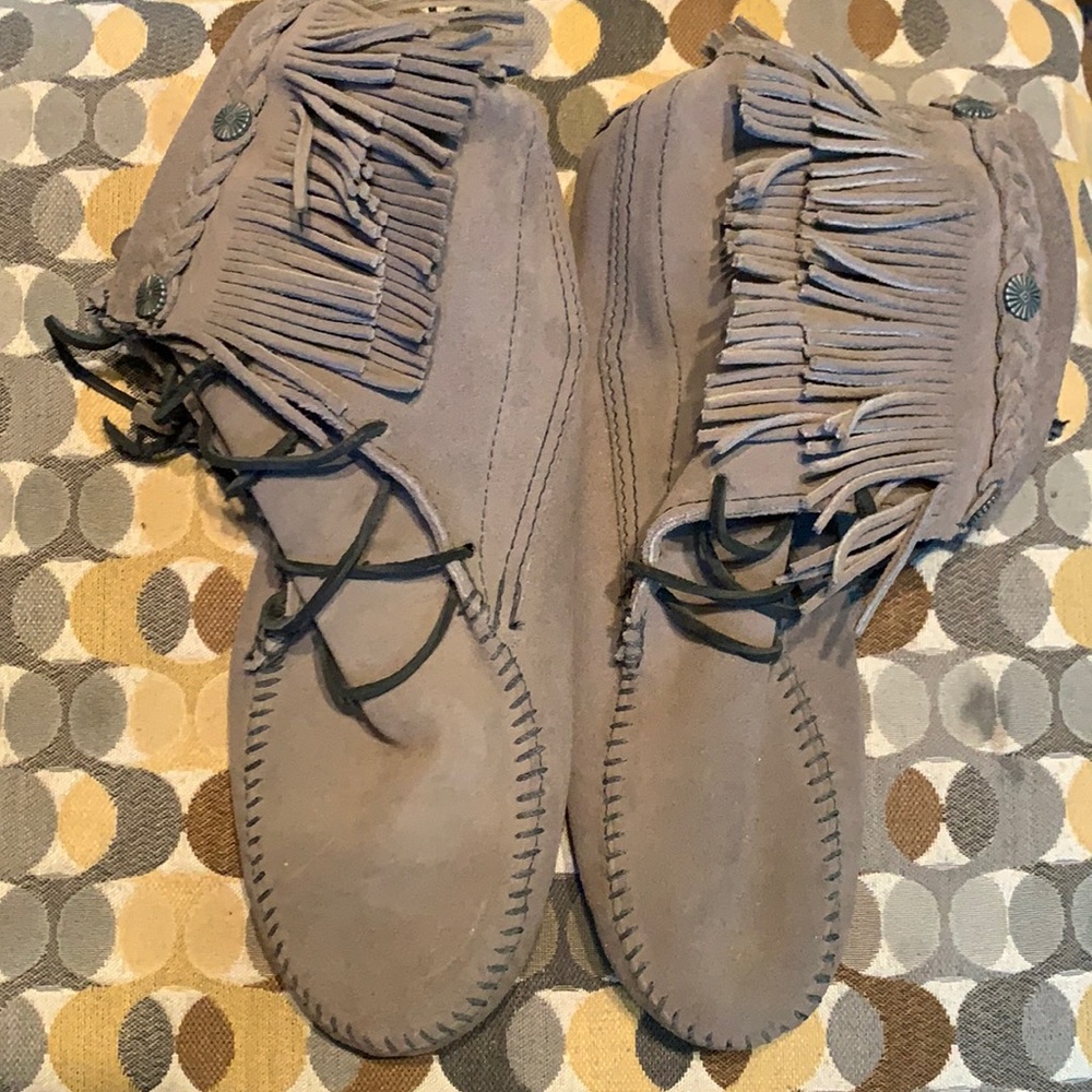 Like new Minnetonka moccasins